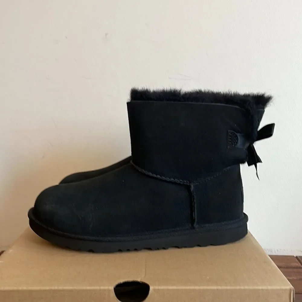 UGG Kids' Mini Bailey Bow II Boots Black USA Big Kid Size 5Y/UK 4/EU 37